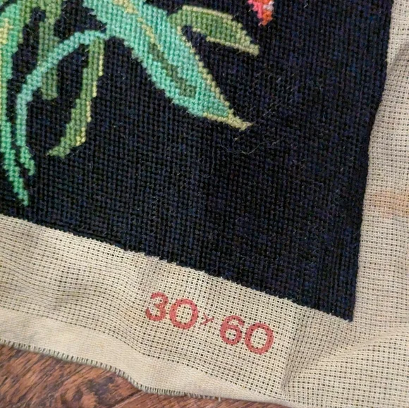 Vintage handcrafted textile art, featuring exquisite Floral hand embroidery - Picture 5 of 14